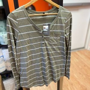 BDG Women’s long sleeve shirt with front pocket! Brand new with tags!!